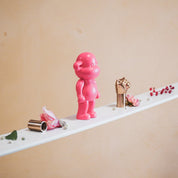 Ornament - aap -beeldje 'de legende'- Polyresin - Rosa - 11x7x19cm
