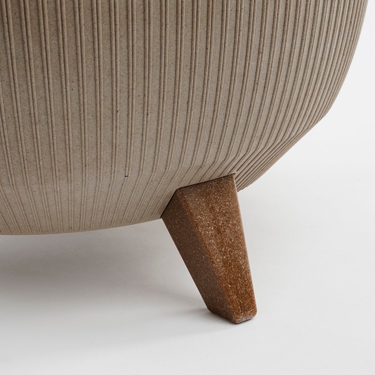 Doppio Flowerpot on Legs - H21 x Ø40 cm - Polypropylene - FSC Mix - Taupe