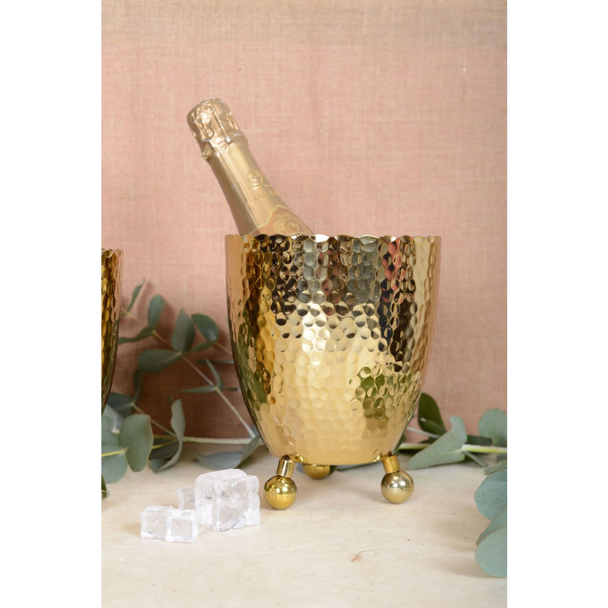 Gouden ijsemmer gehamerd met tang