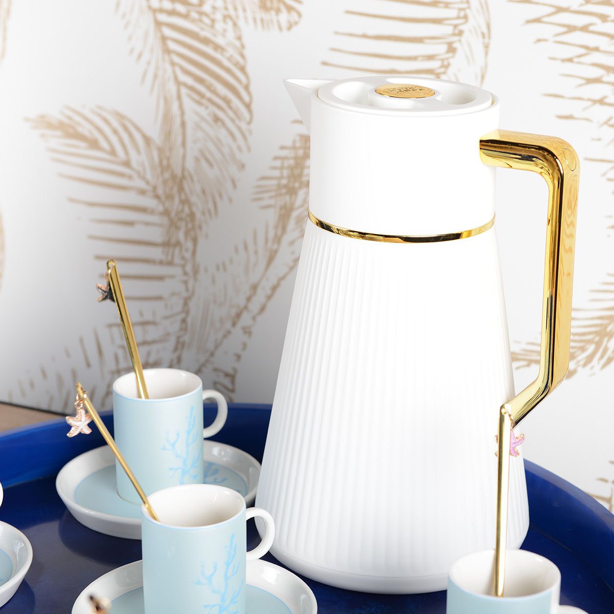 Witte koffie kan - met gouden handgreep 1l