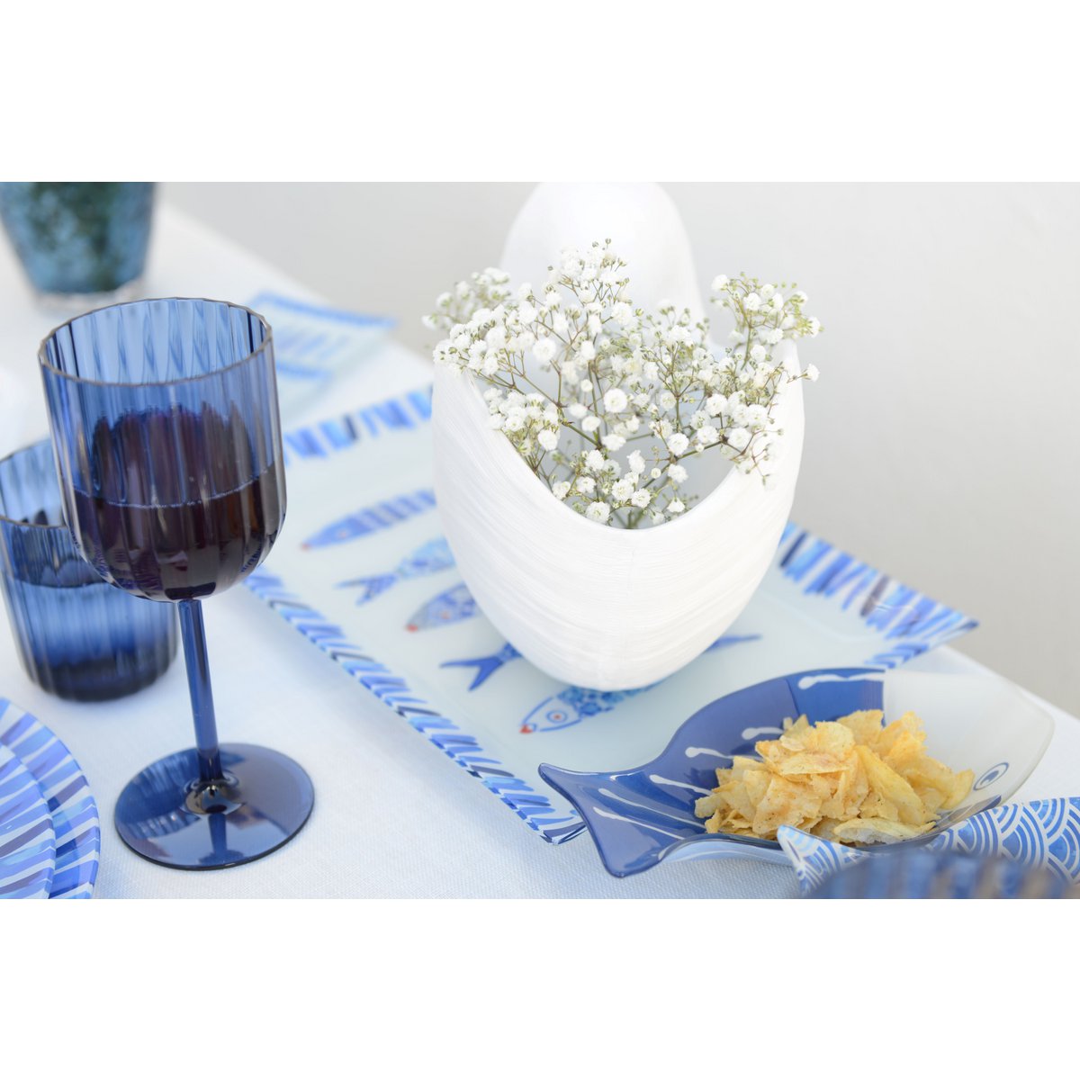 Decorative white polyresin bowl 