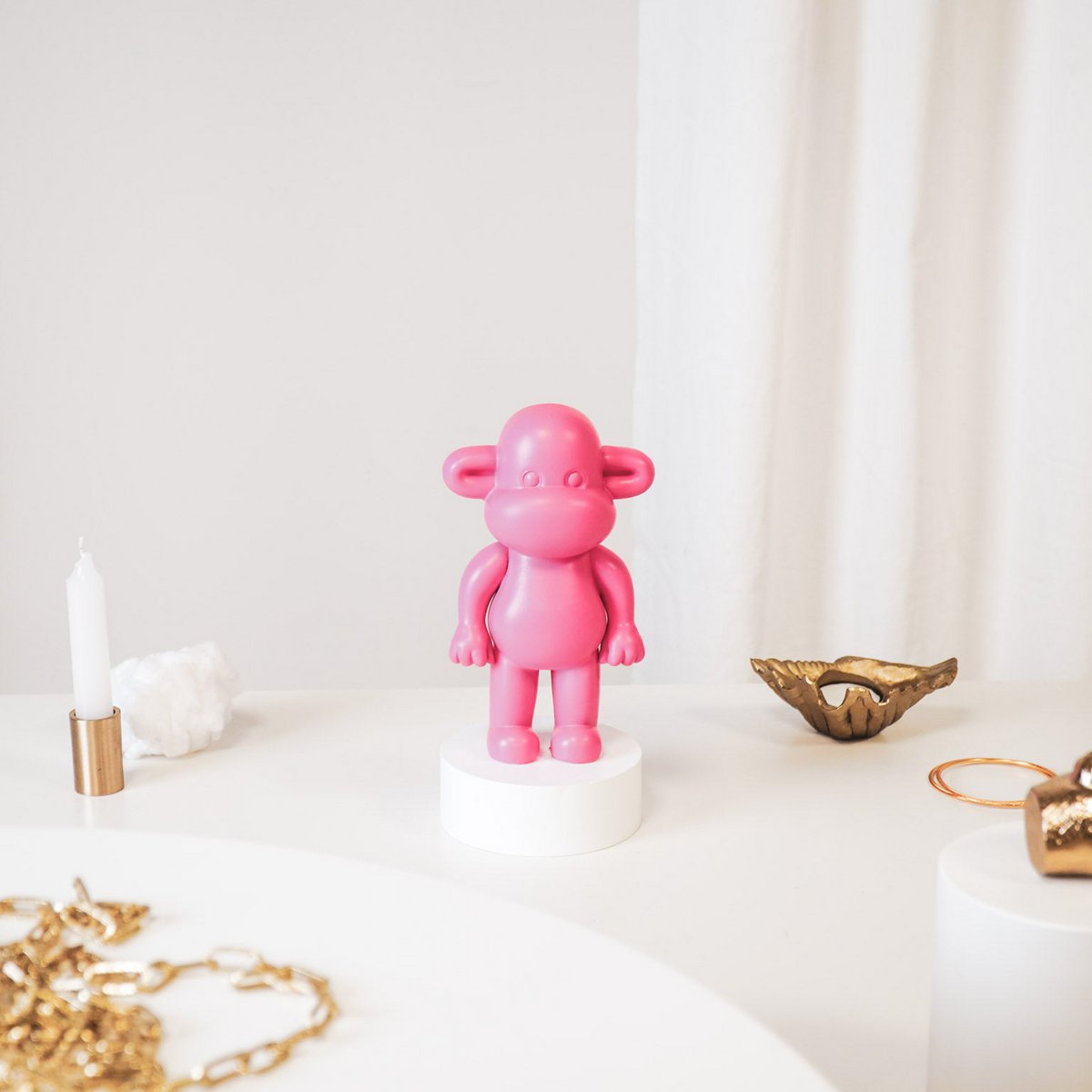Ornament - aap -beeldje 'de legende'- Polyresin - Rosa - 11x7x19cm