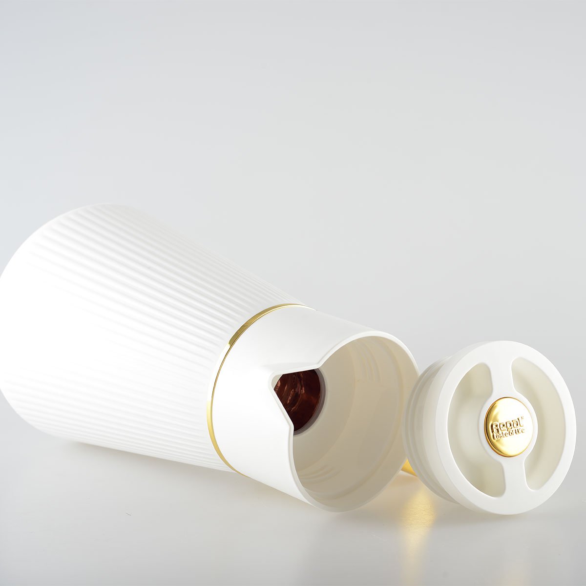 Witte koffie kan - met gouden handgreep 1l