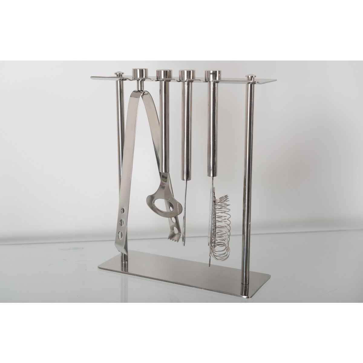 Bar Tools im 7. Zimmer mit silberfarbenem Hintergrund