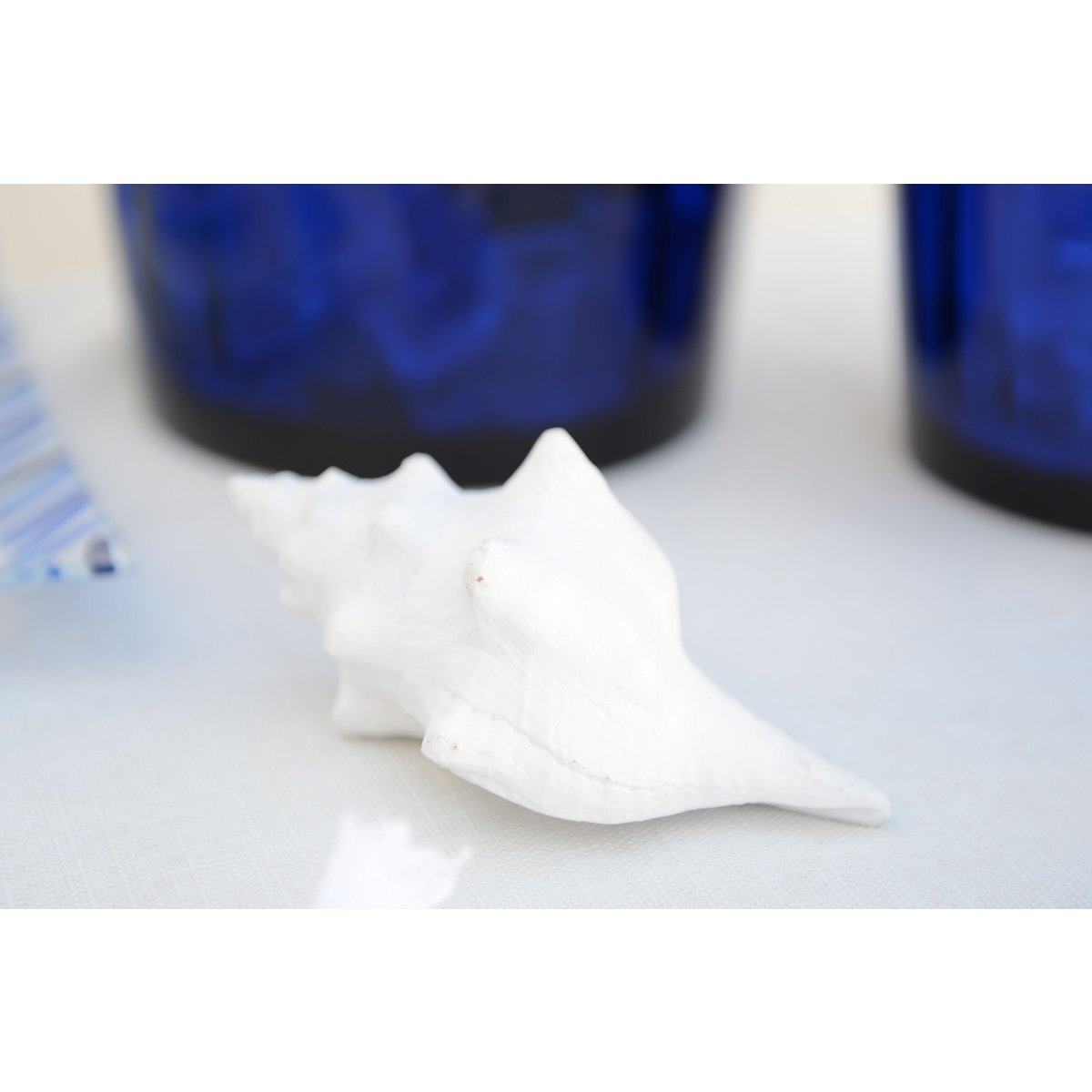 Decorative white polyresin bowl 12.5x7x5cm