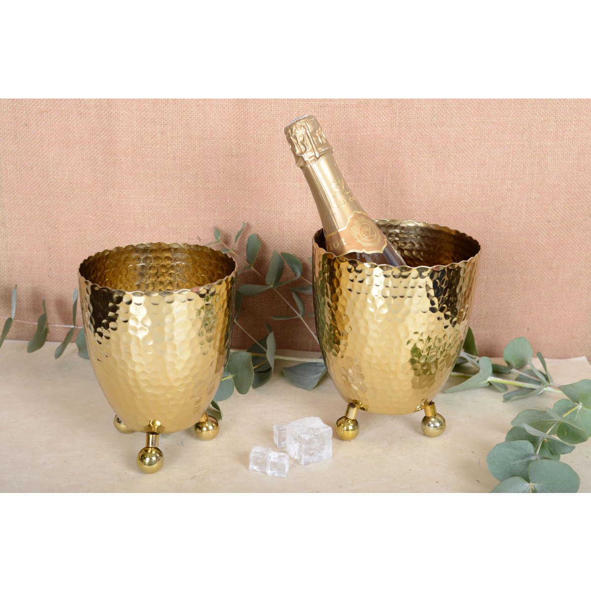 Gouden ijsemmer gehamerd met tang