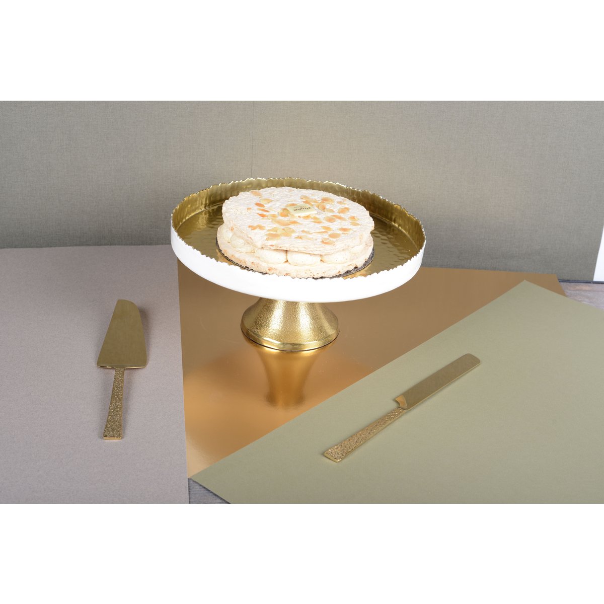 White and gold-plated cake stand 30x30x12.5cm