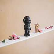 Ornament - hang los aap beeldje 'de legende' - zwart - 11x7x19cm
