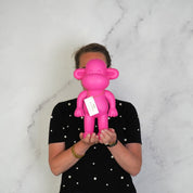 Ornament - aap -beeldje 'de legende'- polyresin - roze - 20,5x13,5x35cm