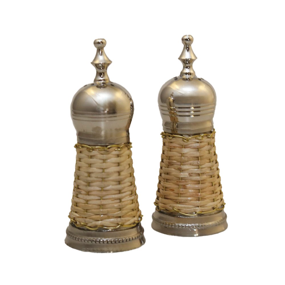 Beige wicker salt and pepper shaker
