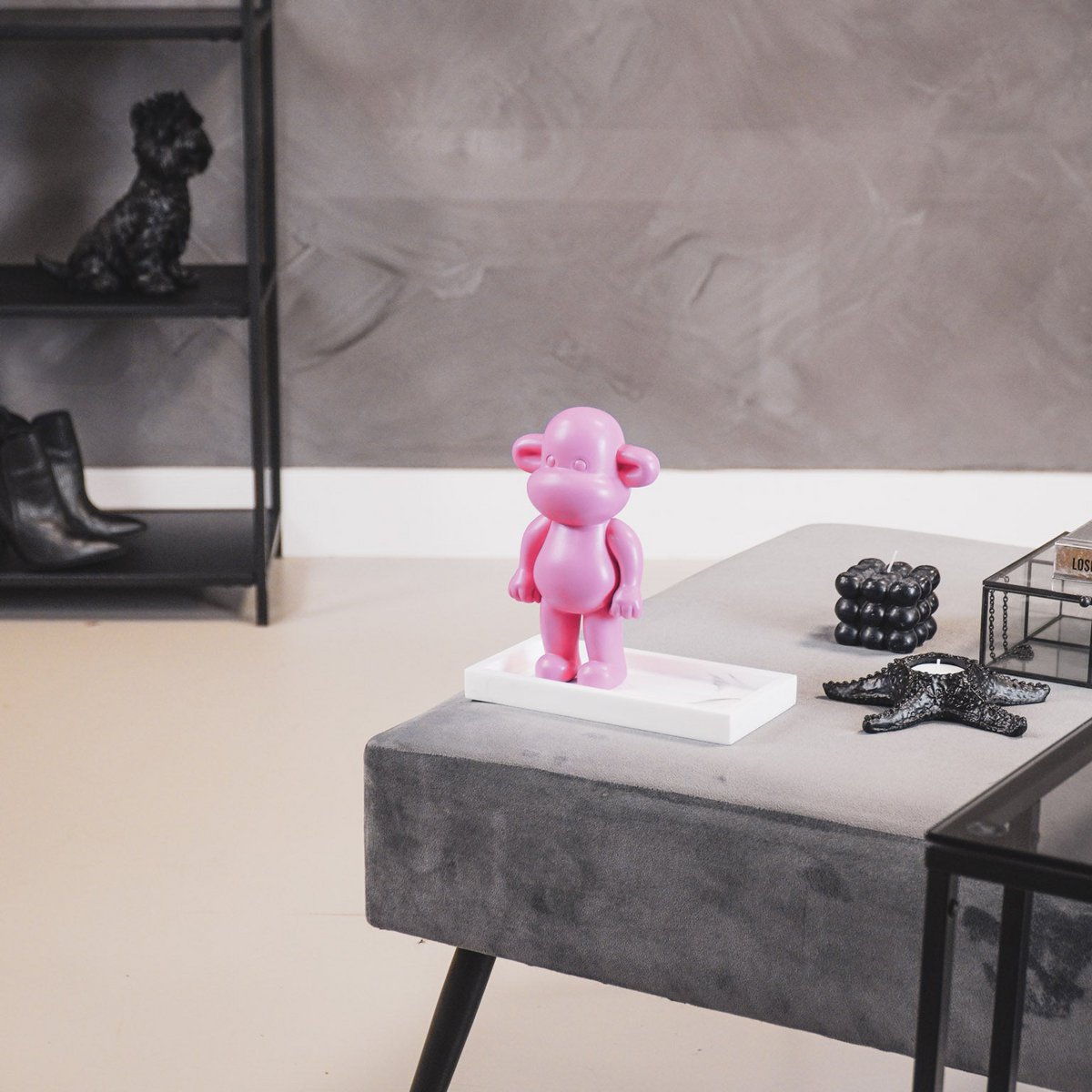 Ornament - aap -beeldje 'de legende'- Polyresin - Rosa - 11x7x19cm