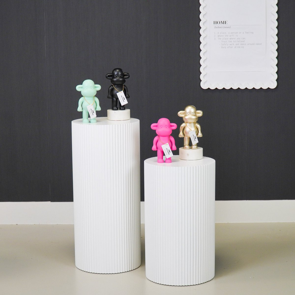 Ornament - aap -beeldje 'de legende'- Polyresin - Rosa - 11x7x19cm