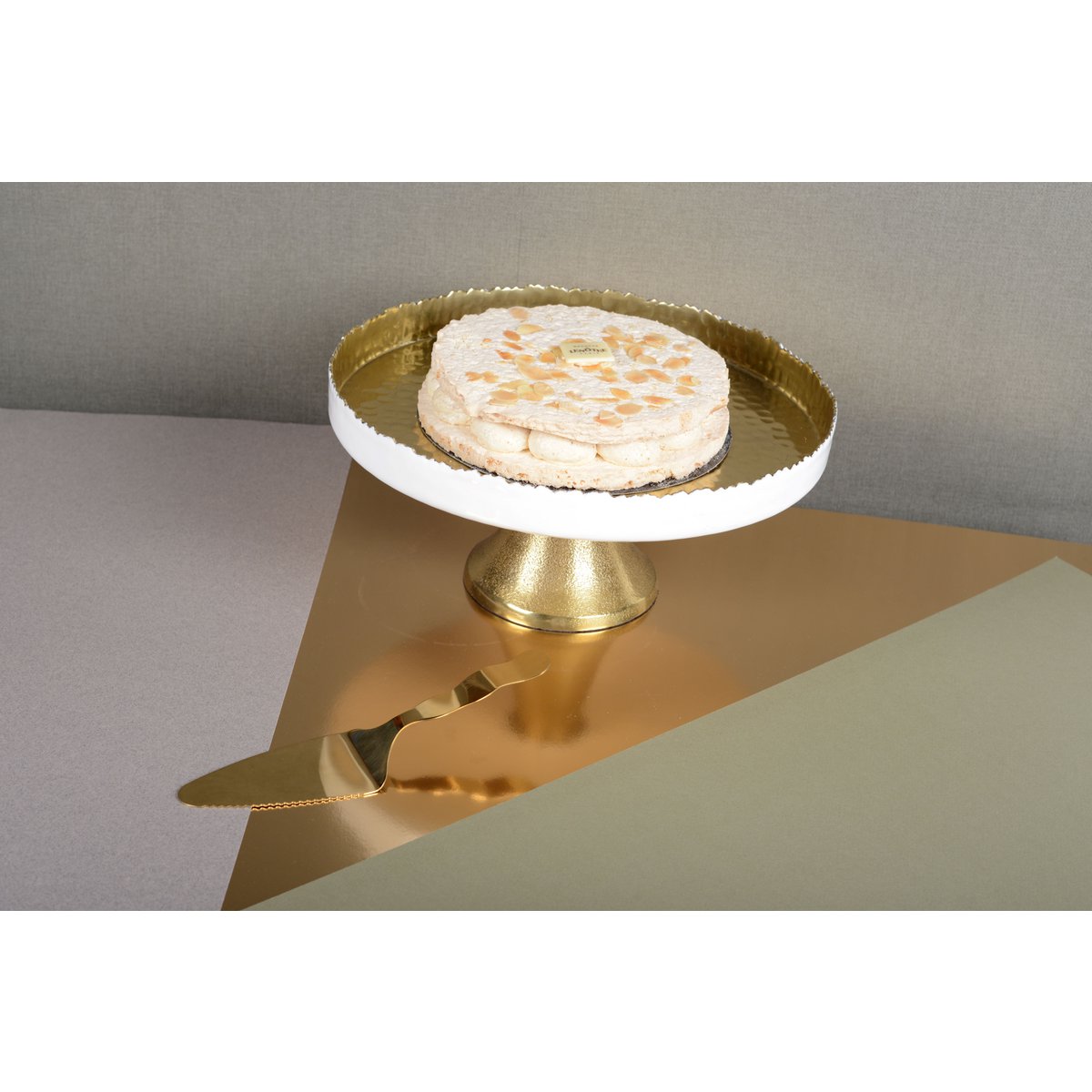 White and gold-plated cake stand 30x30x12.5cm